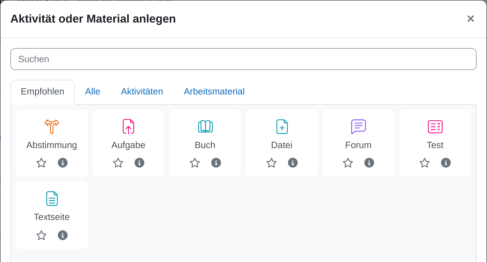 Das Fenster „Aktivität oder Material anlegen“ mit Suchfeld und den Tabs Empfohlen, Alle, Aktivitäten und Arbeitsmaterial. Der Tab Empfohlen ist ausgewählt und zeigt sieben Kacheln: Abstimmung, Aufgabe, Buch, Datei, Forum, Test und Textseite, jede mit einem Stern und einem Info-Symbol. Ein Tab Favoriten fehlt, weil keine Favoriten gesetzt sind.