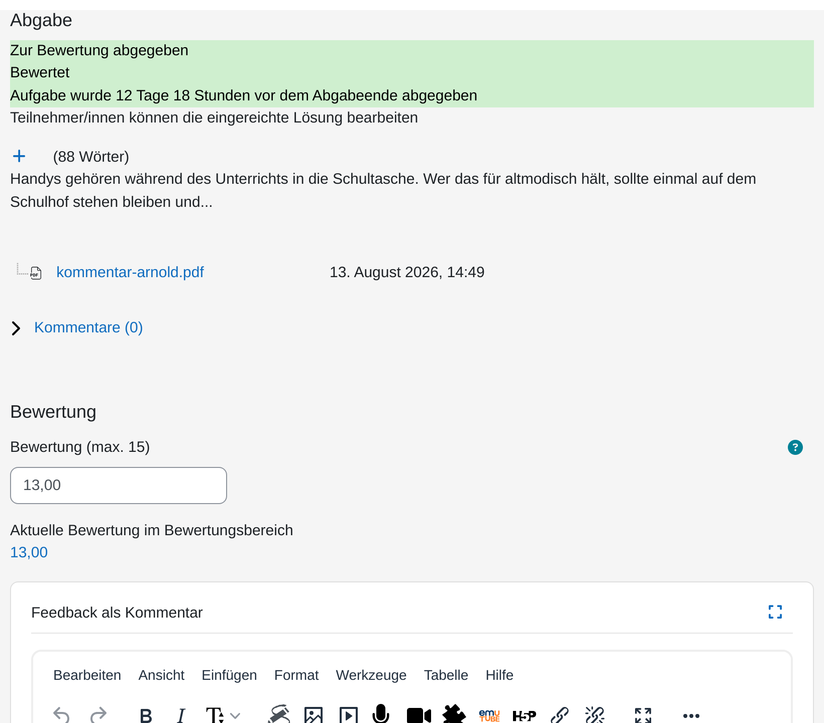 Bewertungsfenster einer Abgabe: oben der Abgabestatus mit Text und angehängter PDF-Datei, darunter das Feld „Bewertung (max. 15)“ mit dem Wert 13,00 und der Editor für „Feedback als Kommentar“