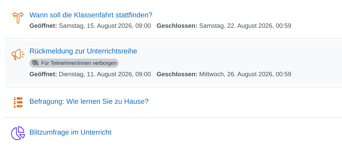 Vier Aktivitäten eines Kursabschnitts, die zweite grau hinterlegt und mit dem Vermerk „Für Teilnehmer/innen verborgen“ unter dem Namen