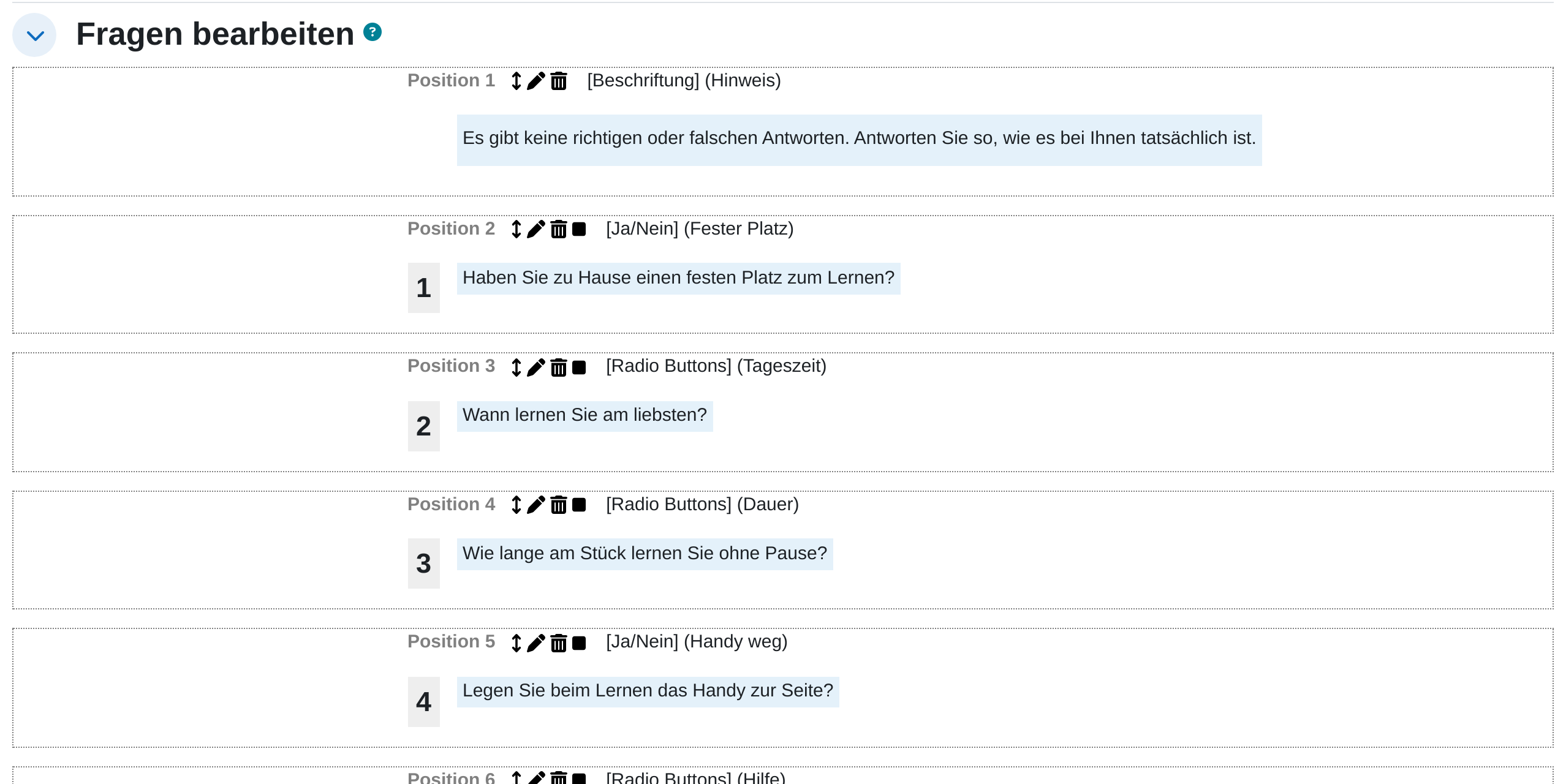Abschnitt „Fragen bearbeiten“ mit den Fragen in ihrer Reihenfolge, je Frage die Position, der Fragetyp in eckigen Klammern, der Name und die Symbole zum Verschieben, Bearbeiten und Löschen