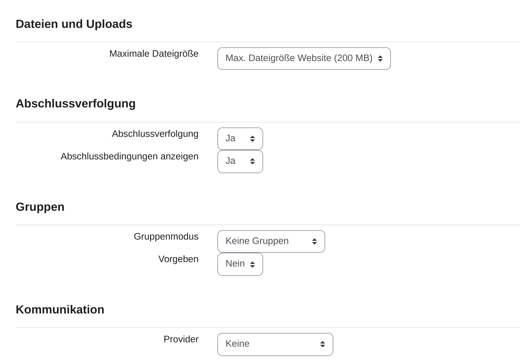 Die vier letzten Abschnitte der Seite: Dateien und Uploads mit Maximale Dateigröße „Max. Dateigröße Website (200 MB)“, Abschlussverfolgung mit zweimal „Ja“, Gruppen mit Gruppenmodus „Keine Gruppen“ und Vorgeben „Nein“, Kommunikation mit Provider „Keine“.
