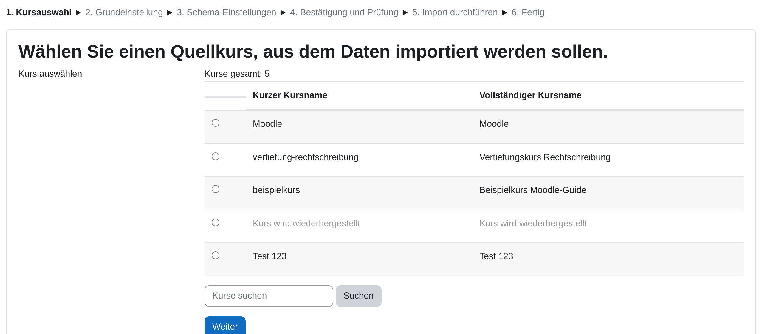 Schritt 1 des Importassistenten mit der Schrittleiste von „1. Kursauswahl“ bis „6. Fertig“, der Überschrift „Wählen Sie einen Quellkurs, aus dem Daten importiert werden sollen.“ und einer Liste mit den Spalten Kurzer Kursname und Vollständiger Kursname, darunter ein Suchfeld und die Schaltfläche „Weiter“