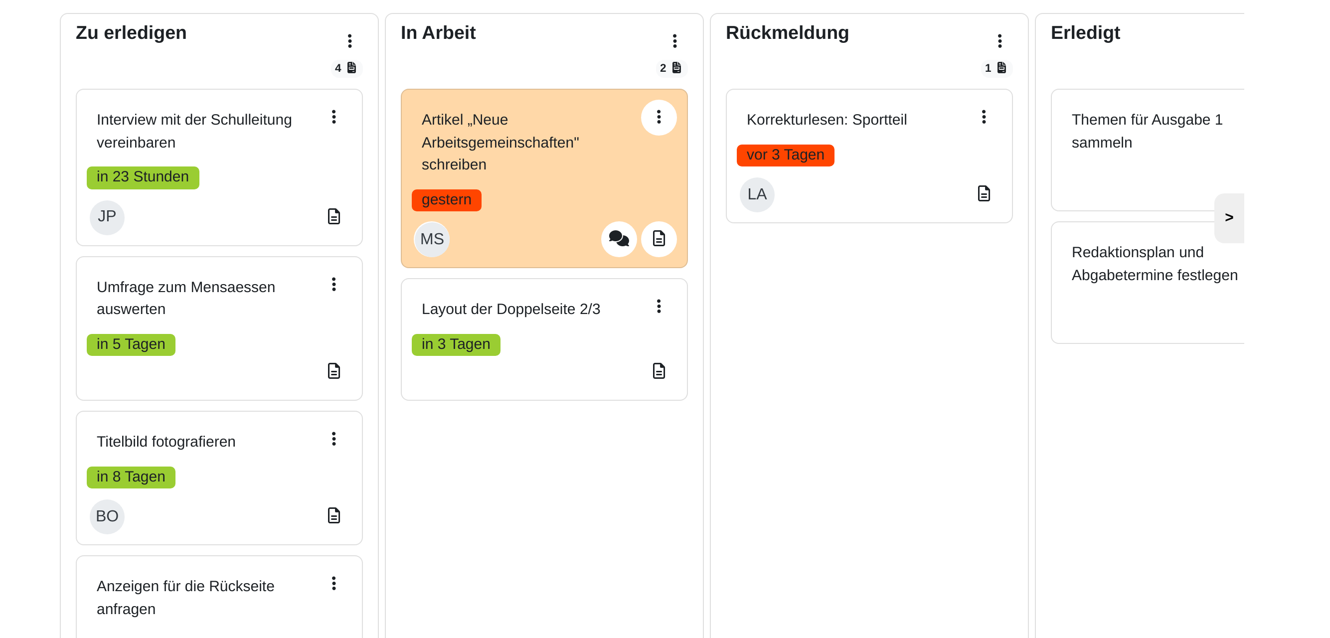 Kanban-Board mit den Spalten Zu erledigen, In Arbeit, Rückmeldung und Erledigt; die Karten zeigen Titel, ein farbiges Fälligkeitsdatum und das Kürzel der zuständigen Person