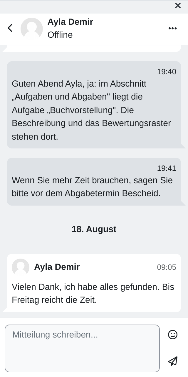 Geöffnetes Gespräch mit Ayla Demir: Nachrichtenblasen nach Tagen gruppiert, links die Beiträge der Teilnehmerin, rechts die eigenen, darunter das Eingabefeld Mitteilung schreiben mit Emoji- und Sendesymbol