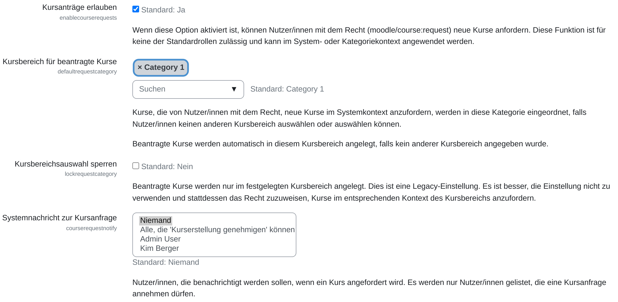 Die Einstellungsseite „Beantragung“ mit ihren vier Einstellungen: Kursanträge erlauben mit gesetztem Haken, Kursbereich für beantragte Kurse mit einem ausgewählten Bereich, Kursbereichsauswahl sperren ohne Haken und Systemnachricht zur Kursanfrage als Auswahlliste, in der „Niemand“ markiert ist.
