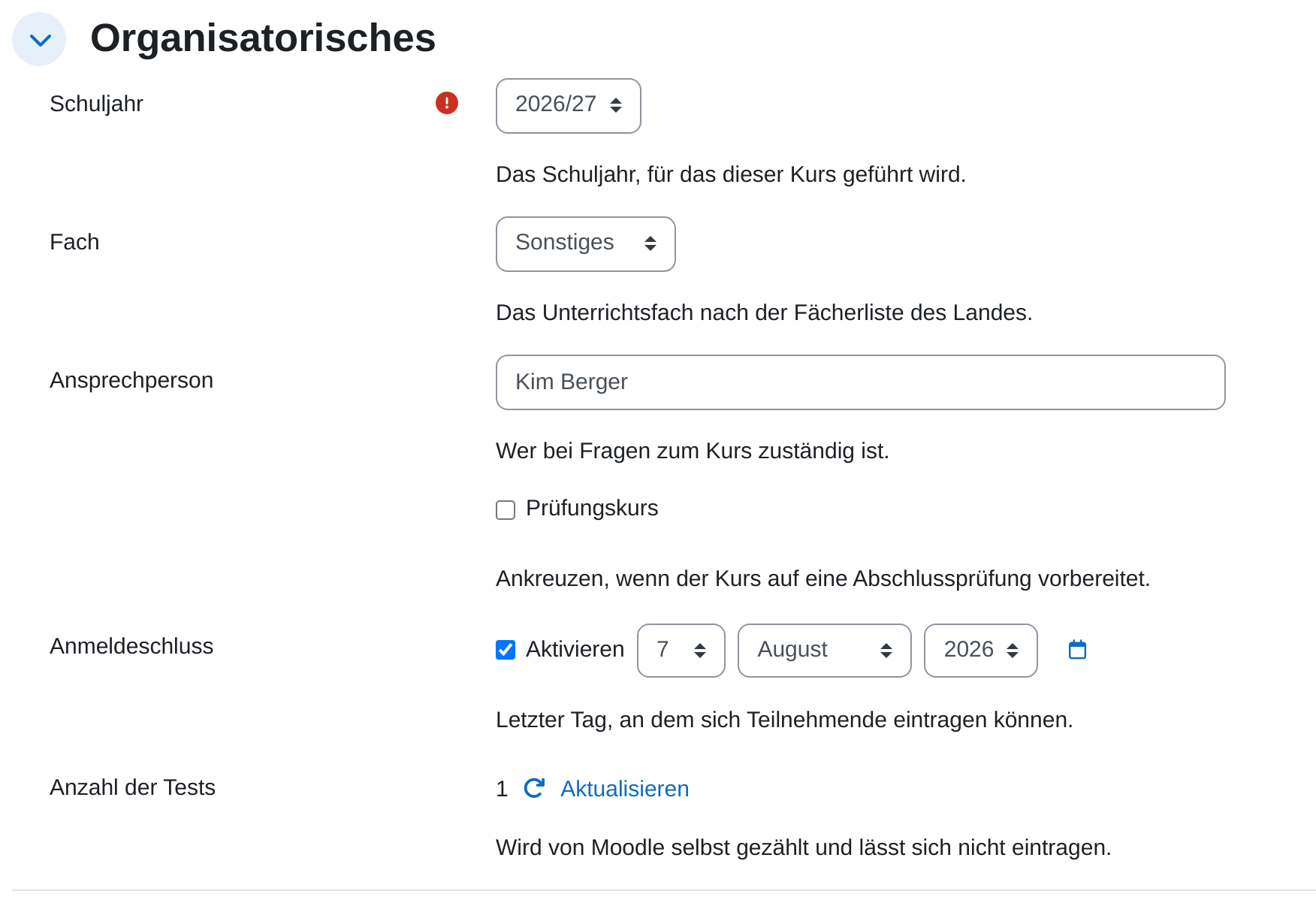 Der Abschnitt „Organisatorisches“ am Ende der Kurseinstellungen mit den Feldern Schuljahr (2026/27, als Pflichtfeld markiert), Fach, Ansprechperson, Prüfungskurs als Kästchen, Anmeldeschluss als Datum und „Anzahl der Tests“ mit dem Wert 1 und einer Schaltfläche „Aktualisieren“. Unter jedem Feld steht seine Beschreibung.