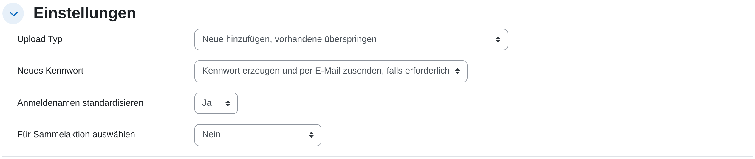 Der Abschnitt „Einstellungen“ der Vorschauseite mit den Auswahlfeldern Upload Typ (Neue hinzufügen, vorhandene überspringen), Neues Kennwort (Kennwort erzeugen und per E-Mail zusenden, falls erforderlich), Anmeldenamen standardisieren (Ja) und Für Sammelaktion auswählen (Nein).