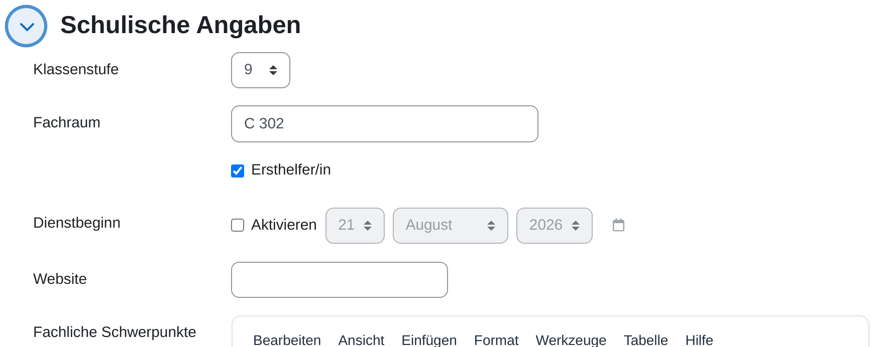 Der Abschnitt „Schulische Angaben“ im Formular „Profil bearbeiten“: „Klassenstufe“ mit dem Wert 9 in einem Auswahlfeld, „Fachraum“ mit dem Text „C 302“, ein gesetztes Kästchen „Ersthelfer/in“, „Dienstbeginn“ mit einem abgeschalteten Datumsfeld und einem Kästchen „Aktivieren“, „Website“ als leeres Textfeld und darunter der Beginn des Editors für „Fachliche Schwerpunkte“.