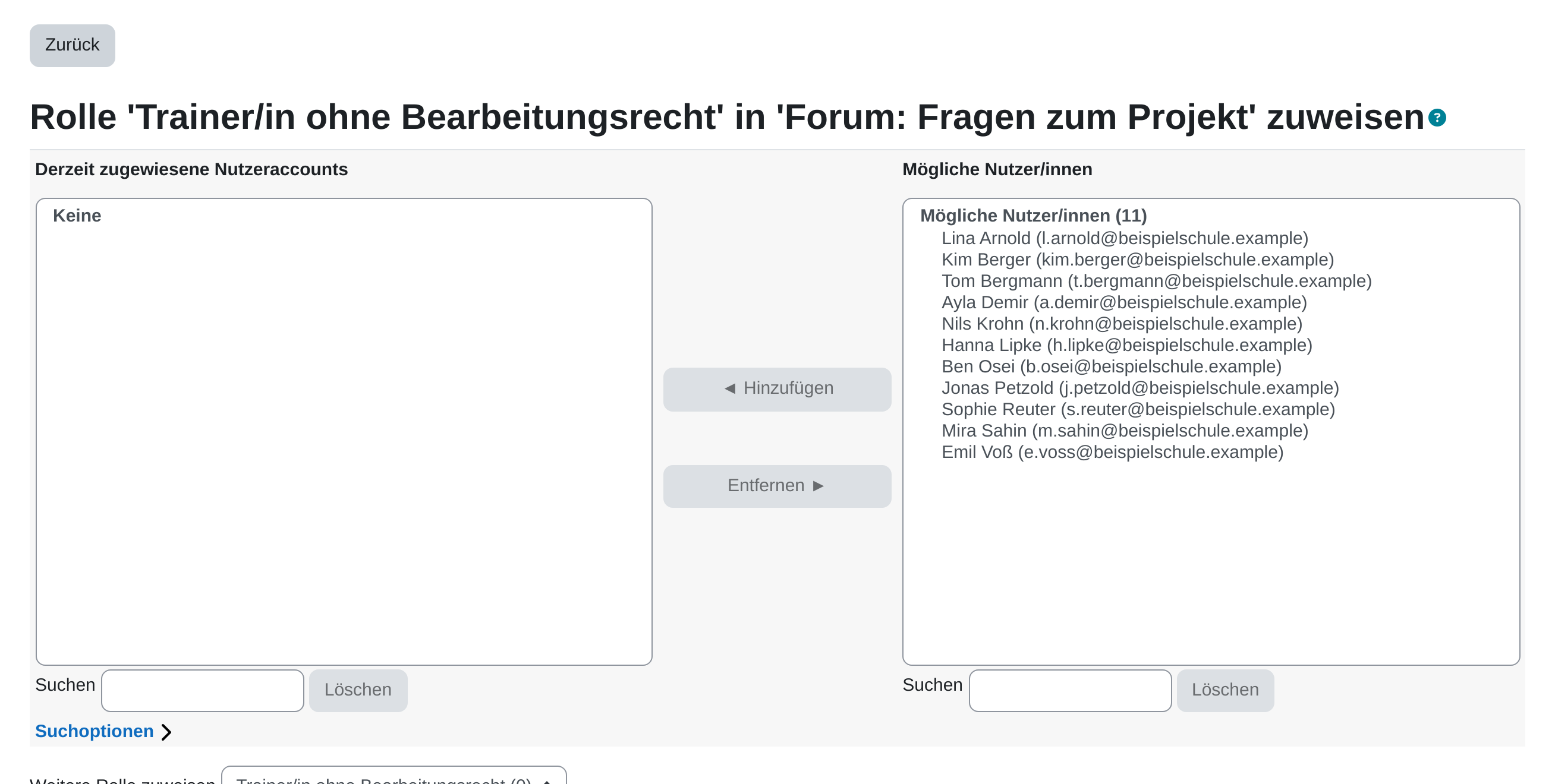 Zuweisungsseite „Rolle ‚Trainer/in ohne Bearbeitungsrecht‘ in ‚Forum: Fragen zum Projekt‘ zuweisen“ mit der leeren linken Liste „Derzeit zugewiesene Nutzeraccounts“, den Schaltflächen „Hinzufügen“ und „Entfernen“ in der Mitte und der rechten Liste „Mögliche Nutzer/innen (11)“