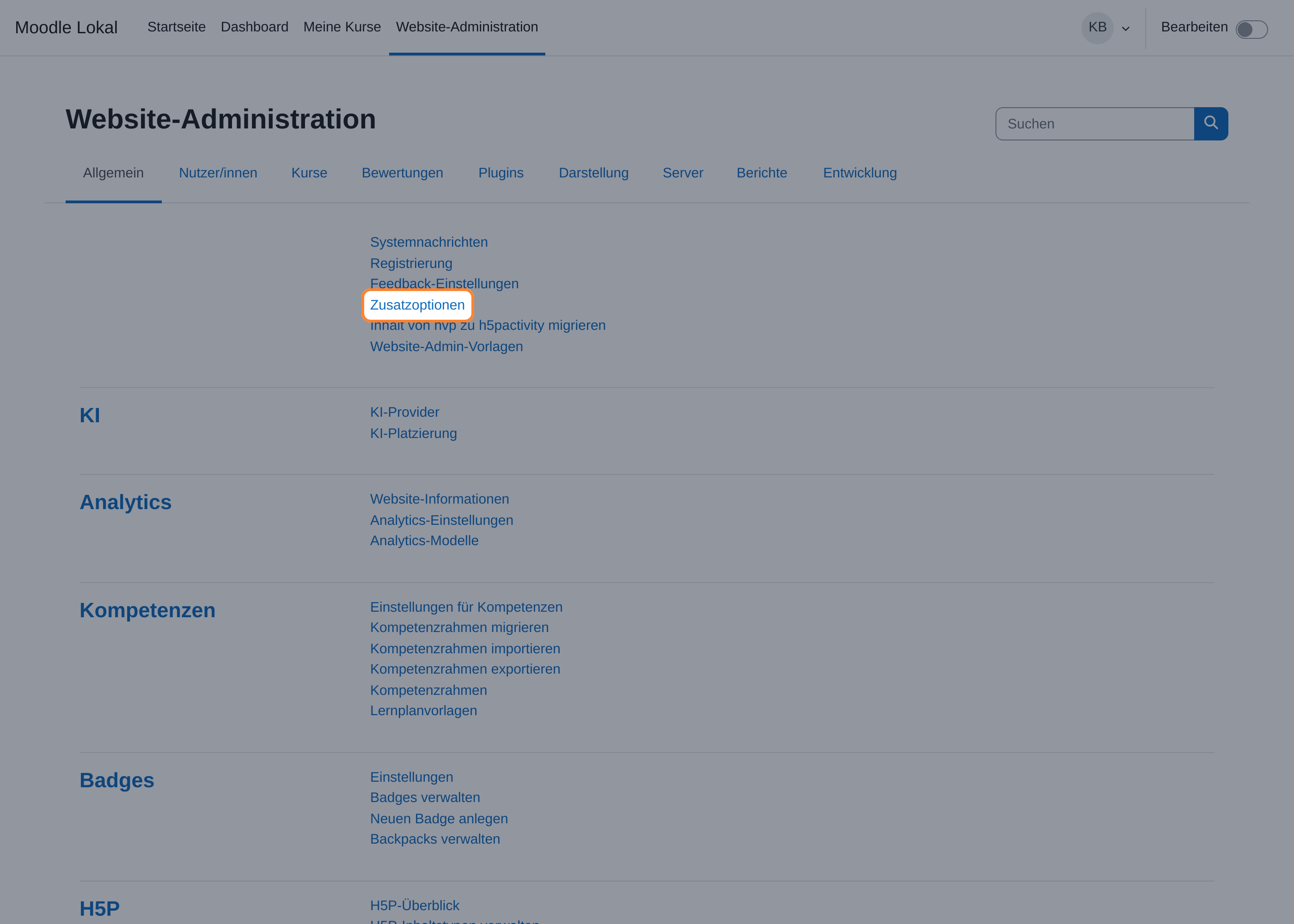 Der Reiter Allgemein der Website-Administration. Ganz oben steht eine Gruppe von Einträgen ohne Überschrift; darin ist der Eintrag Zusatzoptionen orange umrandet hervorgehoben. Darunter folgen die Bereiche KI, Analytics, Kompetenzen, Badges und H5P.