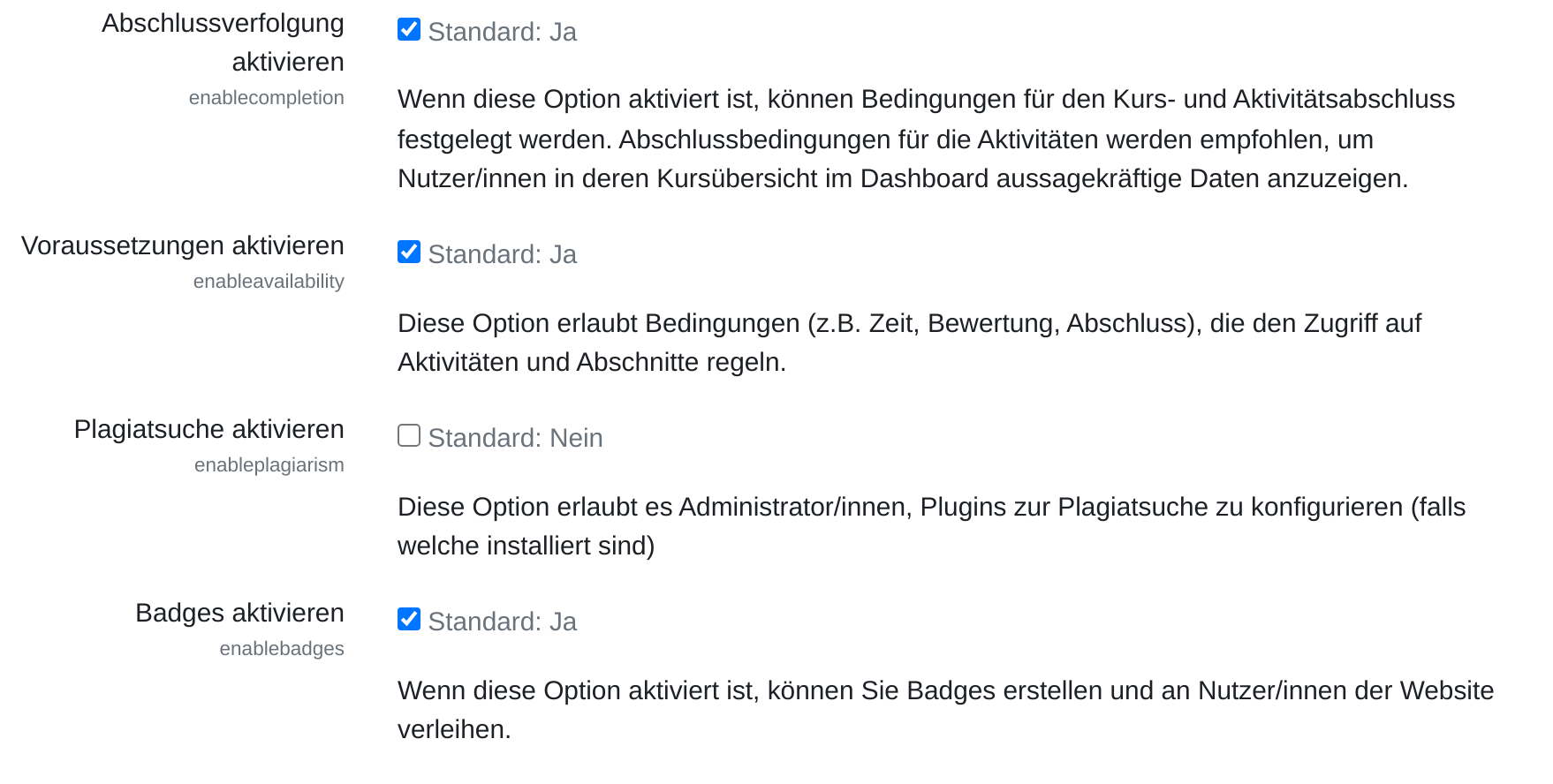 Vier Einstellungszeilen mit Kontrollkästchen: Abschlussverfolgung aktivieren und Voraussetzungen aktivieren sind gesetzt, Plagiatsuche aktivieren ist leer, Badges aktivieren ist gesetzt.